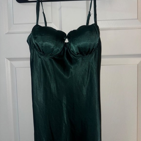 Green satin dress - Picture 5 of 8